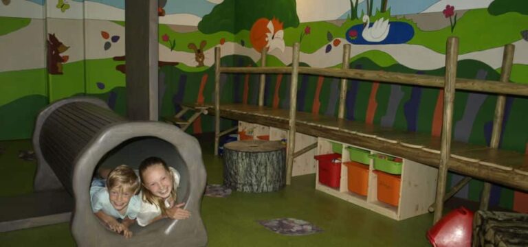 In Pannenkoekenrestaurant De Rheezerbelten vermaken deze twee kinderen zich bij minder goed weer binnen in Knof's kinderbos. Een indoor speelkamer met vermaak en spelletjes of een rollenspel in het keukentje.